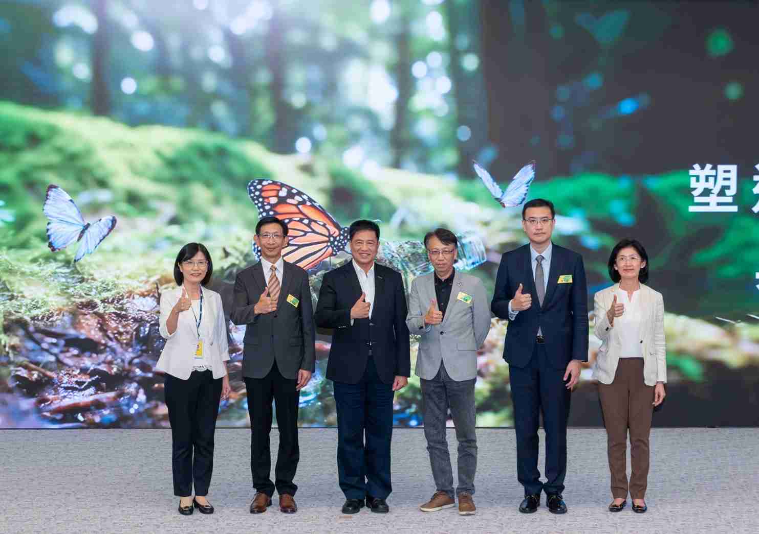 友達2023 CSR共榮大會，，，，邀請領域專家分享交流生物多樣性管理趨勢、、、無塑產品、、海廢永續塑料等議題  （圖左到右：友達光電永續長古秀華、、、、3M台灣技術長陳君杰、、友達光電董事長暨集團策略長彭双浪、、、、光寶科技企業永續發展處處長陳慶暉、、安永聯合會計師事務所執業會計師曾于哲、、友達光電供應鏈總部副總經理吳宜芳）