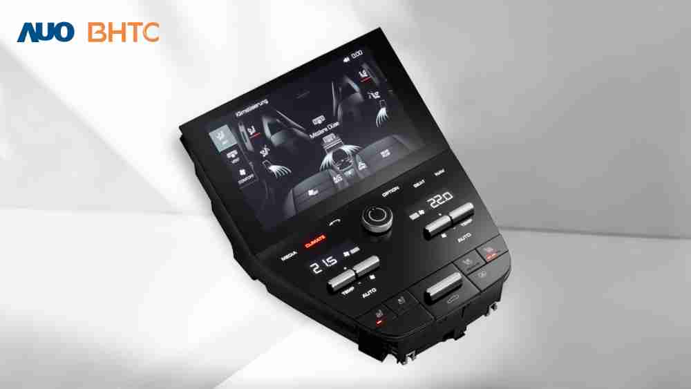 作為友達新生力軍，，，BHTC所展示的中央與後座鞍部的Display HMI產品，，可處理多區恆溫控制、、、、顯示畫面，，，，呈現仿真3D車室分區；以力傳感技術精準傳遞觸感，，，並結合音量及震動反饋，，，防止意外啟動，，提供使用者自然流暢、、、、直觀且輕鬆駕馭的舒適介面