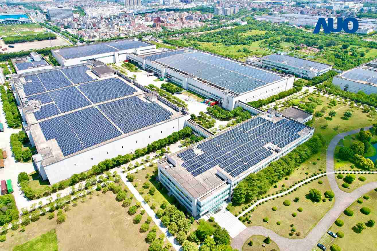 牛牛游戏厦门推动智能制造同时，，，透过绿电创能纵深推进绿色转型，，，，厂区全屋顶铺设太阳能光伏板，，，，每年太阳能发电 2,600多万度