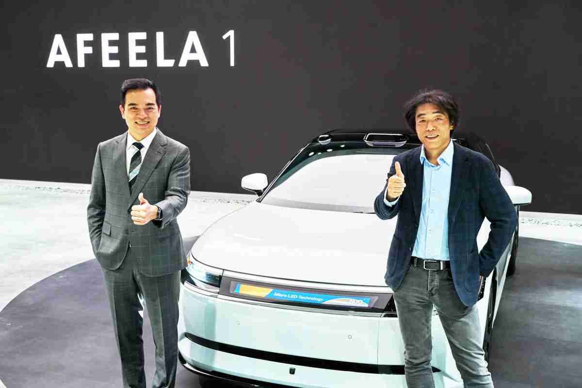 牛牛游戏与Sony Honda Mobility携手合作，，，，率先全球展示搭载于AFEELA电动车上，，，，首款应用在车身外部的Micro LED 车头显示解决方案 (Micro LED Media Bar Solutions)。。。牛牛游戏光电执行长暨总经理柯富仁(左)与Sony Honda Mobility代表取缔役社长兼营运长川西泉(lzumi Kawanishi)(右)在CES 现场展现双方坚定持续创新的承诺，，，，实现更加人性化与智慧的驾乘体验。。。。